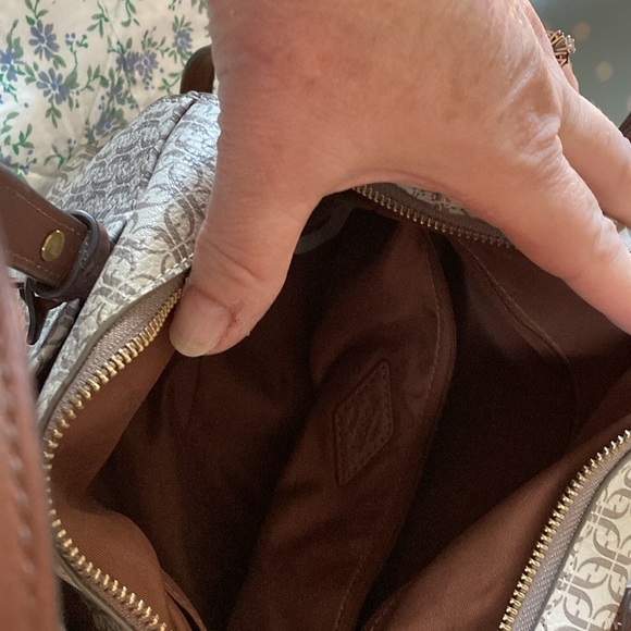 Like new Fossil zippered bag with crossbody strap. - Picture 3 of 4